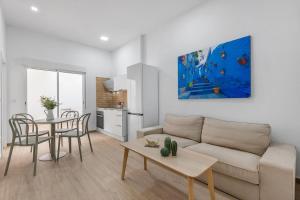 una sala de estar con un sofá y una mesa en Urban Chic Oasis with AC, Private Pool and Wifi, en Alicante