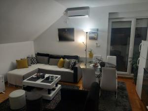 a living room with a couch and a table at Jasna Apartman in Vrnjačka Banja