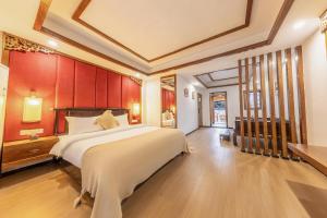 Postel nebo postele na pokoji v ubytování Wushiju丨Zhenyuan Ancient City Riverside B&B
