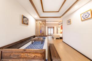 Postel nebo postele na pokoji v ubytování Wushiju丨Zhenyuan Ancient City Riverside B&B