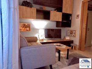 una sala de estar con un sofá y una mesa en Casa vacanze da Anna, en Vietri