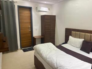 Postel nebo postele na pokoji v ubytování Hotel Nath