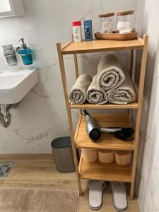 贝尔格莱德Ada Smart Apartment的浴室设有毛巾架和水槽