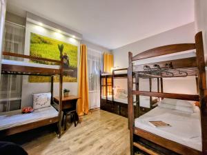 Postel nebo postele na pokoji v ubytování Hostel Helvetia Rooms Warsaw CITY CENTER and OLD TOWN