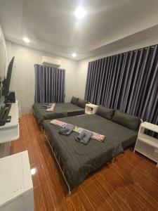 Zimmer mit 2 Betten und TV in der Unterkunft Chaba4-1 in Ban Nong Bua Noi