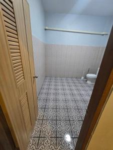 ein leeres Bad mit WC und Tür in der Unterkunft Chaba4-1 in Ban Nong Bua Noi + 13 Fotos