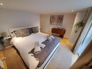 Postel nebo postele na pokoji v ubytování Charming Town Centre 2 Bed House