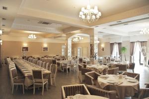 Restaurace v ubytování Hotel and Restaurant Velure