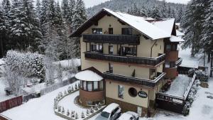 普雷代亚尔Montebello的一座被雪覆盖的房屋,有树木