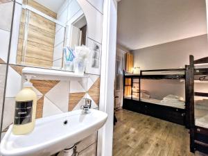 Koupelna v ubytování Hostel Helvetia Rooms Warsaw CITY CENTER and OLD TOWN