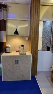 una cucina con due pentole sopra un bancone di Hill View Homes,AC Suites in trivandrum a Trivandrum Altre 8 foto
