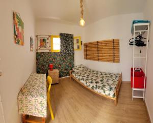 Habitación pequeña con 2 camas y estante en Casa Canaria Beautiful Home in Las Canteras, en Las Palmas de Gran Canaria