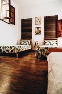 1 dormitorio con 2 camas y suelo de madera en Casa Canaria Beautiful Home in Las Canteras, en Las Palmas de Gran Canaria