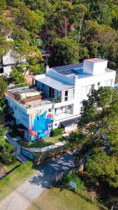 un edificio con una pintura en un lateral en Morada do Estaleiro, en Balneário Camboriú