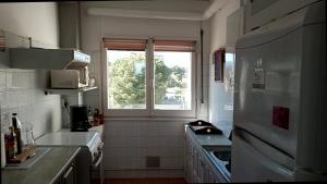 una piccola cucina con un lavandino e una finestra di Aloha Miami a Miami Platja Altre 17 foto