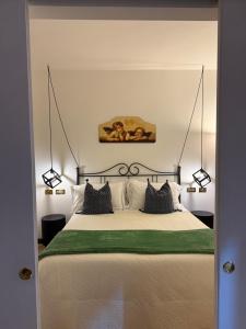 sypialnia z dużym łóżkiem i dwiema poduszkami w obiekcie Chianciano Lettings w mieście Chianciano Terme