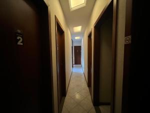 an empty hallway with two doors and a hallway with a hallwayngthngthngthngth at Angel Hospedagem Itapuã in Vila Velha