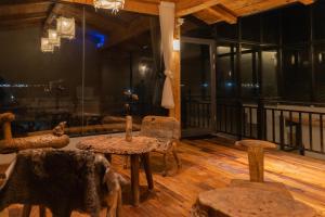 Miyinxianye Snow Mountain Makino Migratory Bird Viewing B&B Napa Sea Scenic Area Branch的阳台或露台