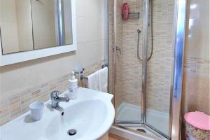 ein Badezimmer mit Waschbecken und Dusche in der Unterkunft Appartamento panoramico per 4 sul lungomare di Castellabate in Santa Maria di Castellabate