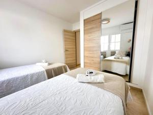 Un dormitorio con dos camas y un espejo. en Casa Caletón Blanco Pool And SPA, en Puerto del Carmen 40 fotos más
