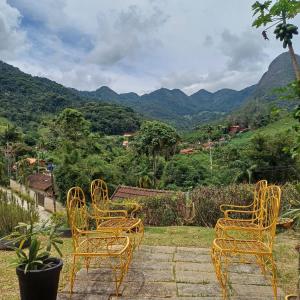 Pemandangan gunung umum atau pemandangan gunung yang diambil dari rumah percutian