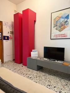 Pokój z telewizorem i biurkiem z telewizorem w obiekcie Chianciano Lettings w mieście Chianciano Terme
