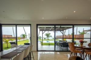 an open kitchen and dining room with sliding glass doors at Tills Beach Resort in Fetta