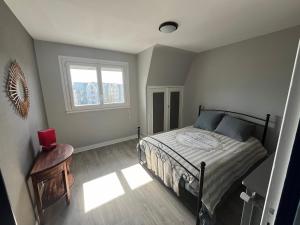 a bedroom with a bed and a window at Vistamare sur Juno Beach - Vue Mer 4 pers in Courseulles-sur-Mer