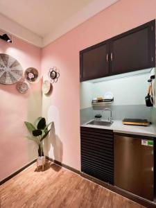 a kitchen with pink walls and a sink at Glorious CENTRAL Loft - Near BenThanh Market - Walk to METRO in Ho Chi Minh City