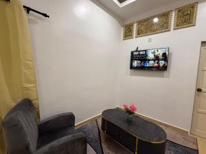 ein Wohnzimmer mit einem Stuhl und einem Tisch in der Unterkunft Kawaii StudioStay Kuala Terengganu in Kuala Terengganu