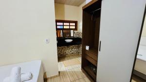 Un baño con lavabo e inodoro. en Hospedaria Hibisco Xandó - Caraíva, en Caraíva 22 fotos más