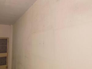 una habitación vacía con una pared blanca y una ventana en บ้านเช่าดีๆเงียบสงบที่ลงตัว, en Ban Lat Tanot