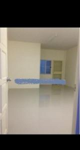 una habitación vacía con un estante azul en la pared en บ้านเช่าดีๆเงียบสงบที่ลงตัว, en Ban Lat Tanot