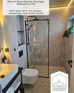 un bagno con doccia, WC e lavandino di Langerwegh Apartments AP1 a Fieberbrunn