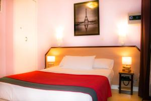 Postel nebo postele na pokoji v ubytování Hotel Audran