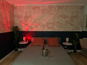 a room with a large painting of women on the wall at Le Rom'Antik in Noyal-Pontivy