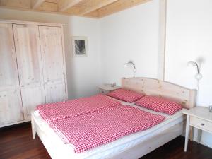 Ένα ή περισσότερα κρεβάτια σε δωμάτιο στο Traumhaus meerZeit in Sierksdorf, super Meerblick, Sauna, Kaminofen, Whirlwanne