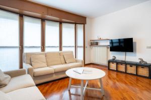 Μια τηλεόραση ή/και κέντρο ψυχαγωγίας στο Spacious bright apartment near city center and Como lake with air conditioning