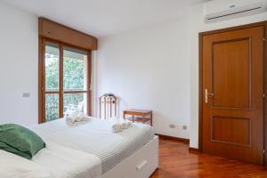 Ένα ή περισσότερα κρεβάτια σε δωμάτιο στο Spacious bright apartment near city center and Como lake with air conditioning