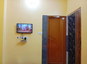 TV a/nebo společenská místnost v ubytování Rukmini Guest House + 30 fotografií
