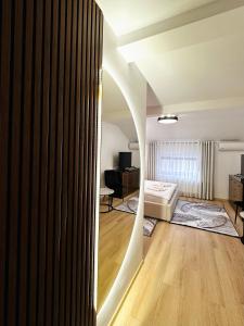 salon z kanapą i łóżkiem w pokoju w obiekcie Motel Za Miedzą w mieście Bralin