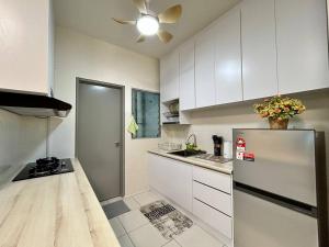 Kuchyň nebo kuchyňský kout v ubytování Melodi Inn Apartment - near UITM & Hospital Puncak Alam