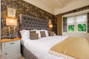 Postel nebo postele na pokoji v ubytování Ravenstone Manor
