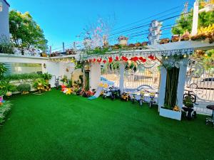 a house with a green lawn in the yard at Biệt Thự cao cấp Lâu Đài Nhỏ Đà Lạt - Little Castle Da Lat Villa in Da Thien