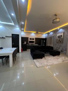 a living room with a couch and a table at Le spacieux bis in Dakar