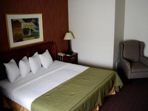 Una cama o camas en una habitación de Travelodge by Wyndham Watertown