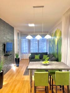 Televízia a/alebo spoločenská miestnosť v ubytovaní Great Homes