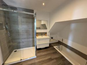 ein Badezimmer mit Dusche und Waschbecken in der Unterkunft Beautiful 2 bed apartment with stunning sea views in Woolacombe