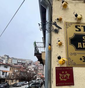 un edificio con arañas a un lado. en Apartament Stonel, en Veliko Tŭrnovo