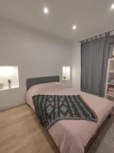 un dormitorio con una cama y una ventana en Marine 2, en Cherbourg-en-Cotentin